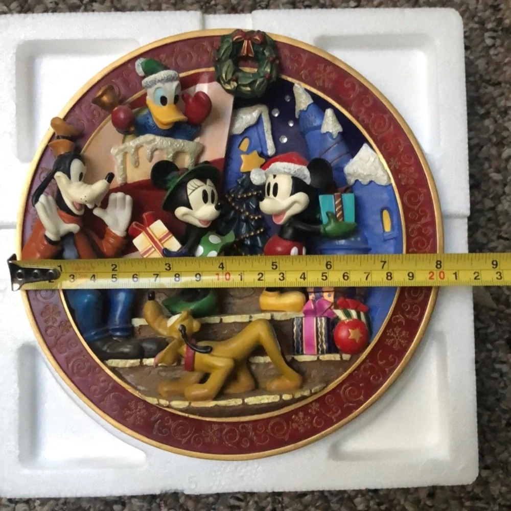 Disney Store LE Bas Relief Holiday Plate